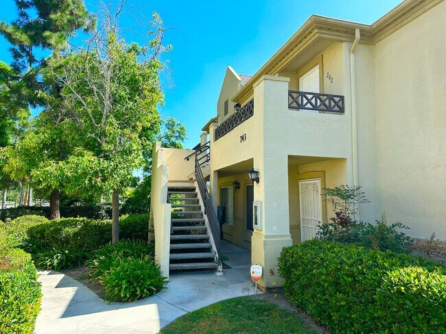 Building Photo - Lovely Spacious Eastlake Condo