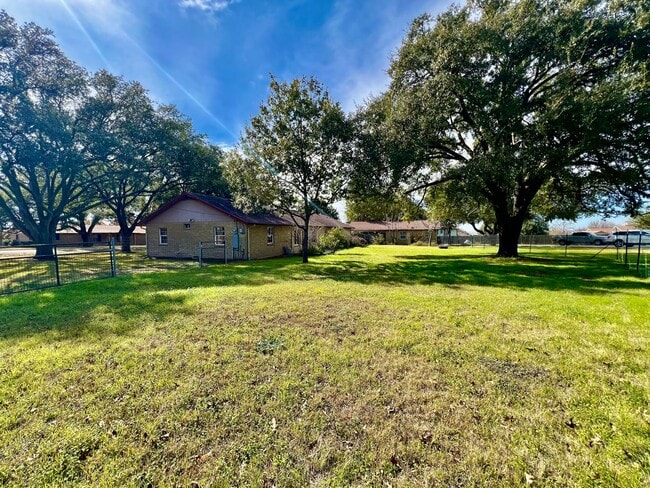 Building Photo - Cute Country Charmer!