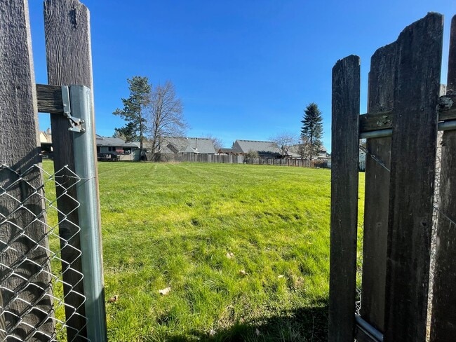 Building Photo - Beautiful 3 Bed 2 Bath House in Happy Valley!! A/C, Additional Living Area, Great for Entertaining!!