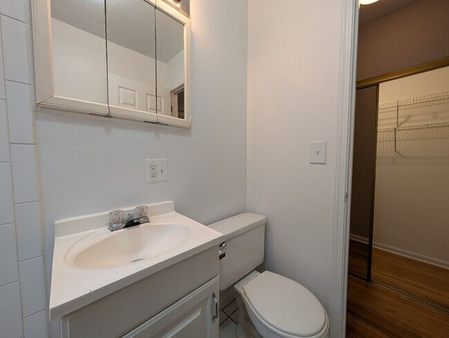 Building Photo - 910 W Dakin St