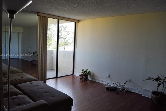 Building Photo - 2715 Tigertail Ave