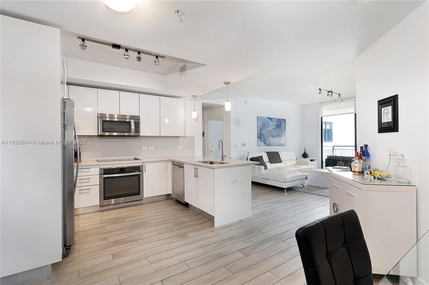 Building Photo - 999 SW 1st Ave