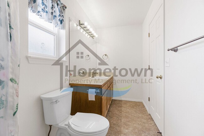 Building Photo - 3 Bedroom 2 Bathroom Home with Attached 2 Car Garage Available in Coeur d'Alene!