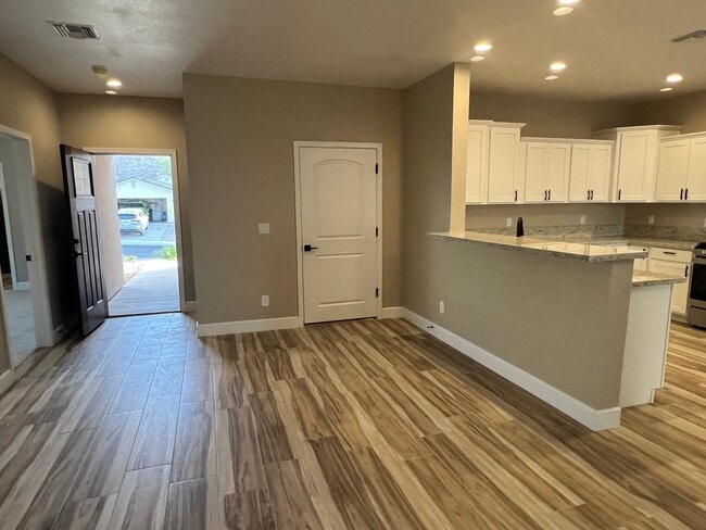 Building Photo - 3 Bedroom Home Located in El Camino Village PETS OK