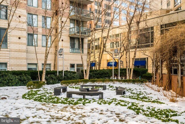 Building Photo - 851 N Glebe Rd