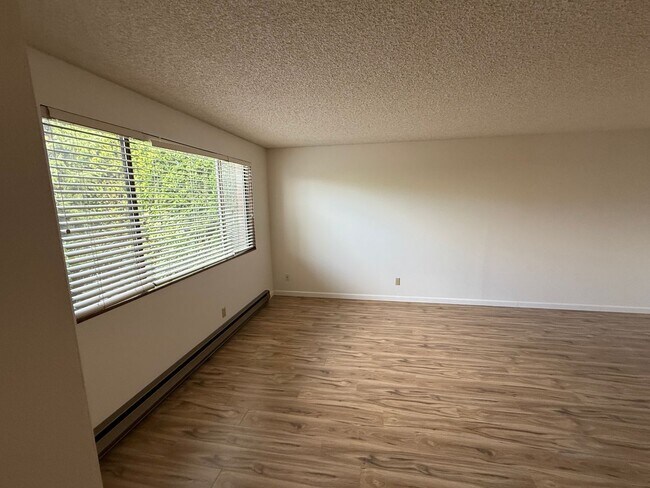 Building Photo - Spacious Single-Level Living with Retro Charm, Private Garage & Abundant Storage