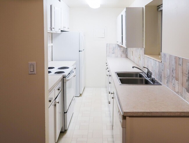 Building Photo - Lakeside 2BR Condo with Modern Finishes & ...