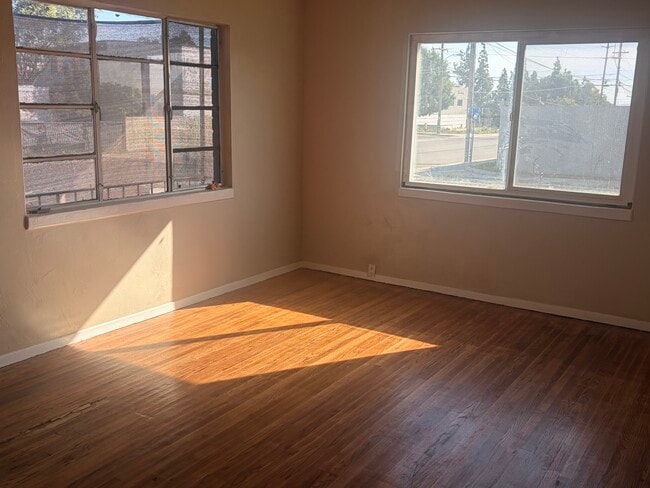 Building Photo - 904 33rd St