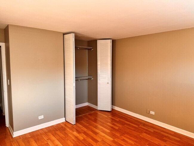 Building Photo - 2212 Country Club Dr