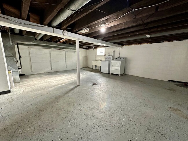 Building Photo - 208 Bridge St