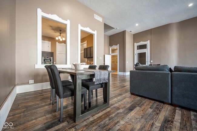 Building Photo - 12 E Washington St