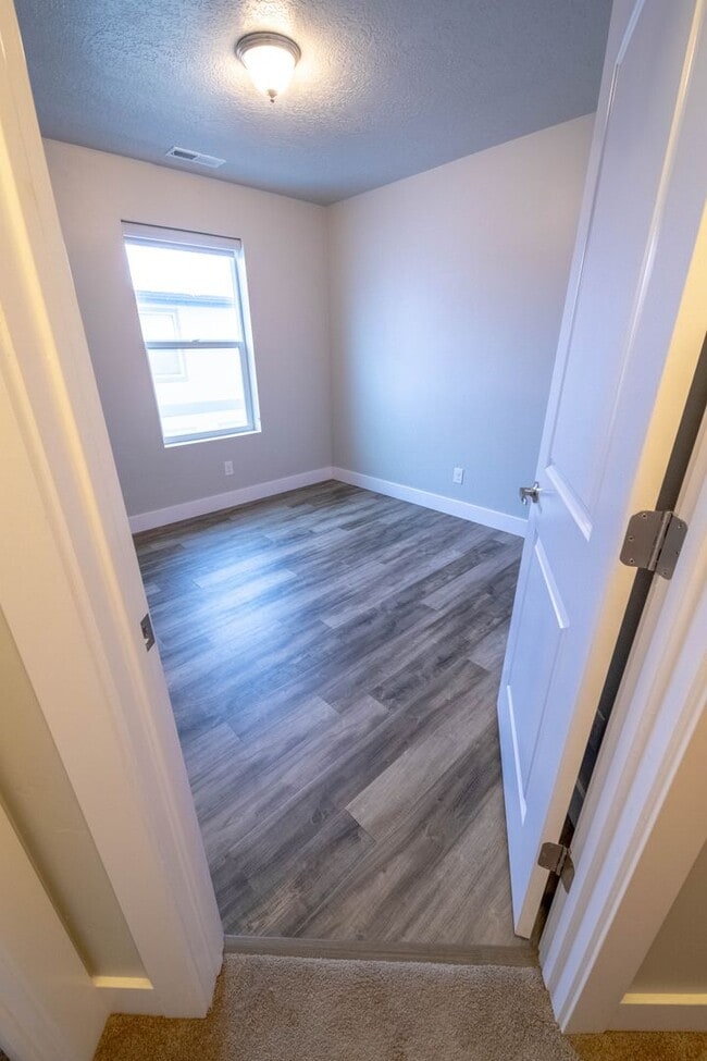 Building Photo - Beautiful Draper Townhomes in Prime Location