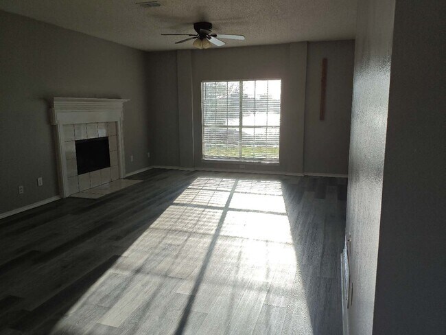 Building Photo - Stunning lake views directly from the backyard