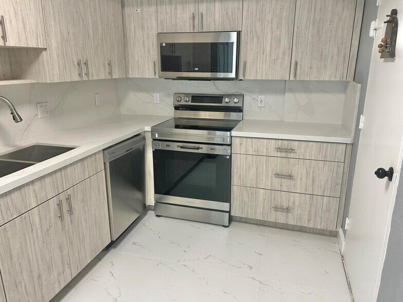 Building Photo - 3801 S Ocean Dr