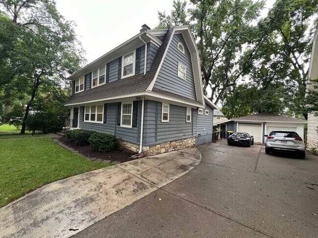 Building Photo - 616 W 63rd St