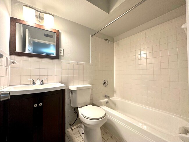 Building Photo - 1523 Leeshores Ln