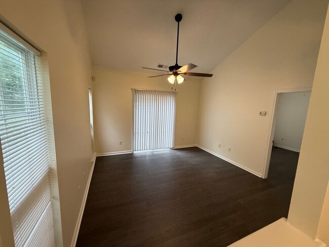 Building Photo - Beautiful End-unit townhome in university with Primary bedroom on 1st floor