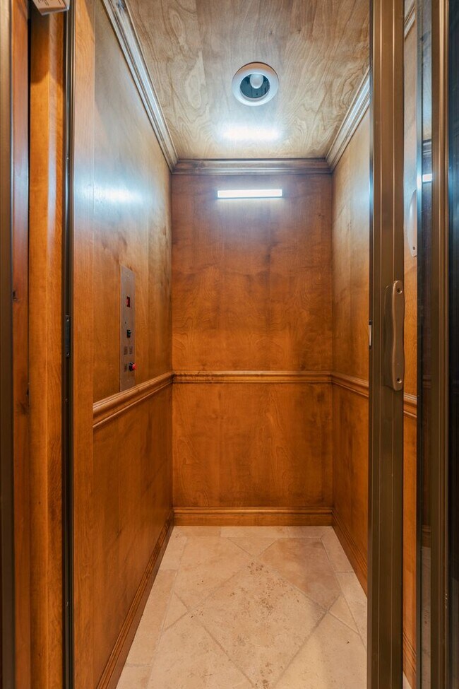 Building Photo - Gorgeous 5 Bedroom Home with sweeping views and pool