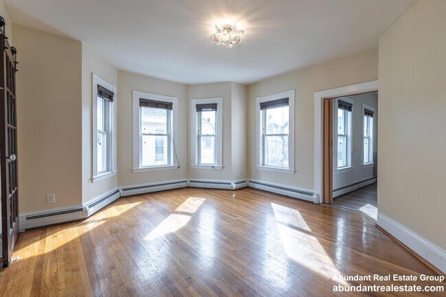 Building Photo - 376 Medford St