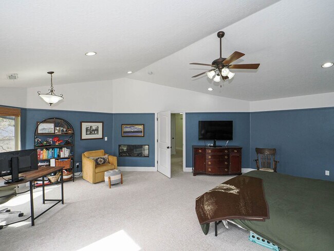 Building Photo - 4 Bedroom, 2.5 bathroom Bluffdale Home