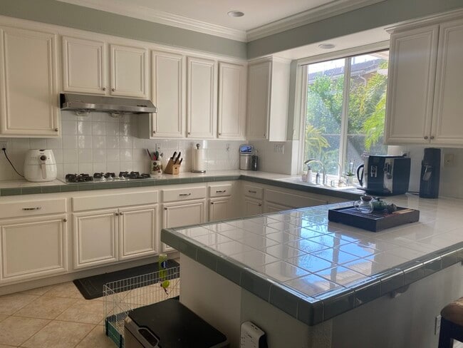 Building Photo - Spacious 4 bedroom in upscale neighborhood