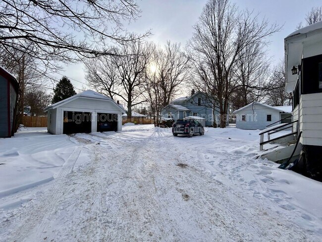 Building Photo - 514 E Center St