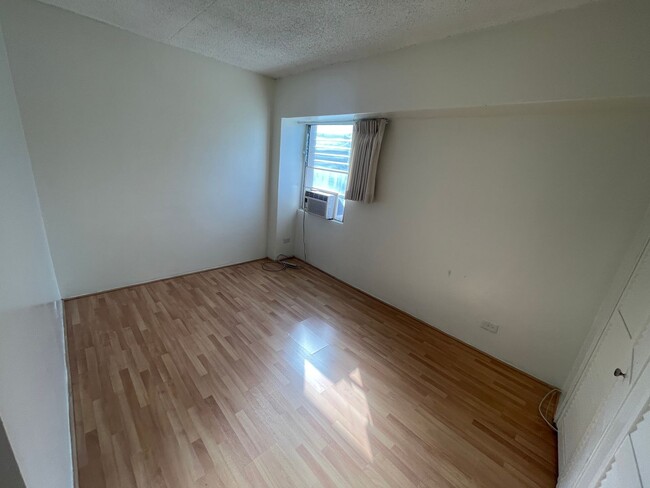 Building Photo - 2 Bedroom 1.5 Bathroom at Keoni Ana Waikik...