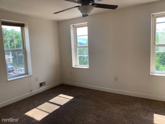 Building Photo - 3 br, 1 bath Townhome - 429 library ave