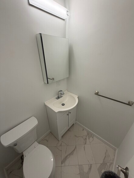 1/2 BATHROOM - 31 Middle St