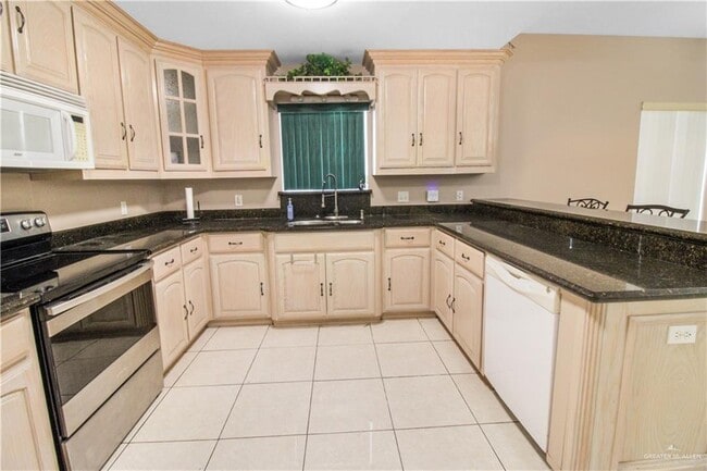 Building Photo - 715 Lake View Dr