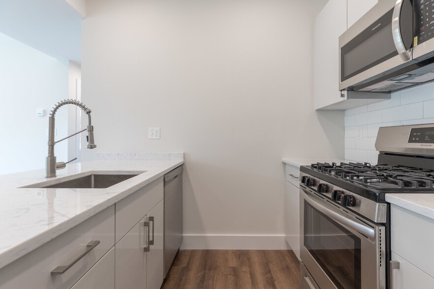 Building Photo - 843 Columbia Rd