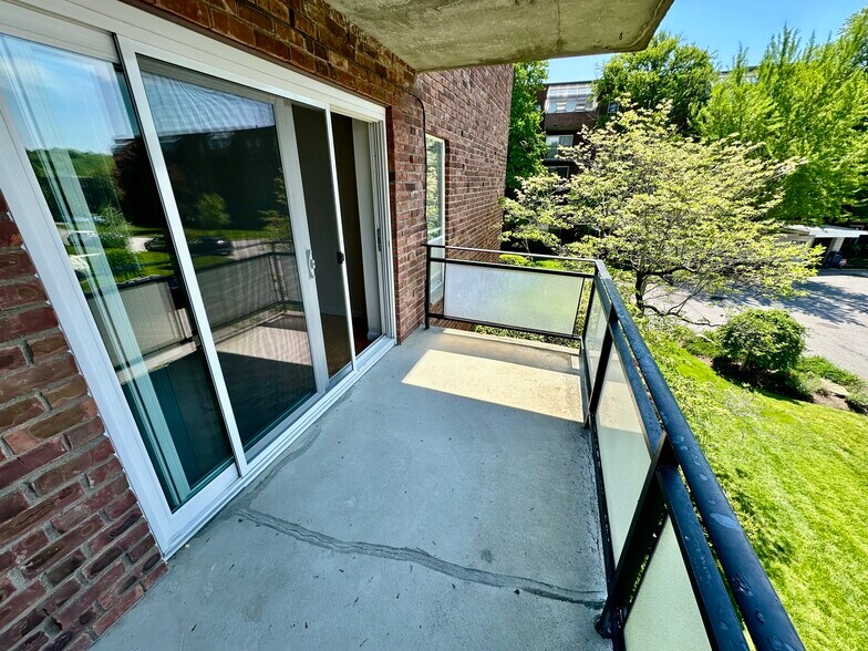 Building Photo - 44 Broadlawn Park