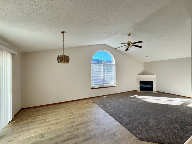 Building Photo - 4 Bedroom, 2 Bath House on Quiet Cul-de-sac