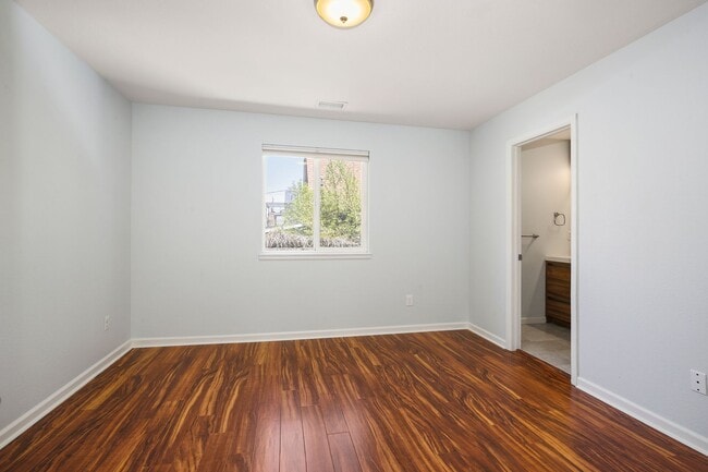 Building Photo - Beautiful 3 bed / 2 bath duplex in Uptown Neighborhood!