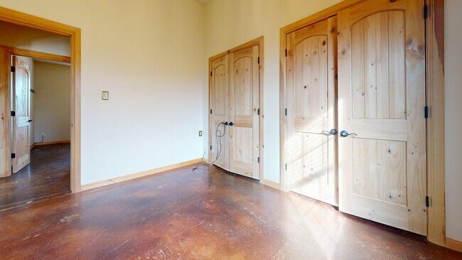 Building Photo - 12748 NE Wolf Rd