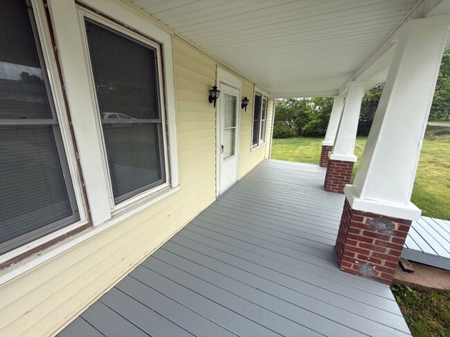 Building Photo - Pulaski, 4BR / 1.5 BA, available now