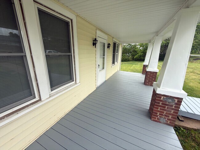 Building Photo - Pulaski, 4BR / 2 BA, available now