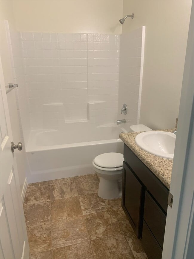 Building Photo - 3 Bed 2 Bath South Bakersfield Home