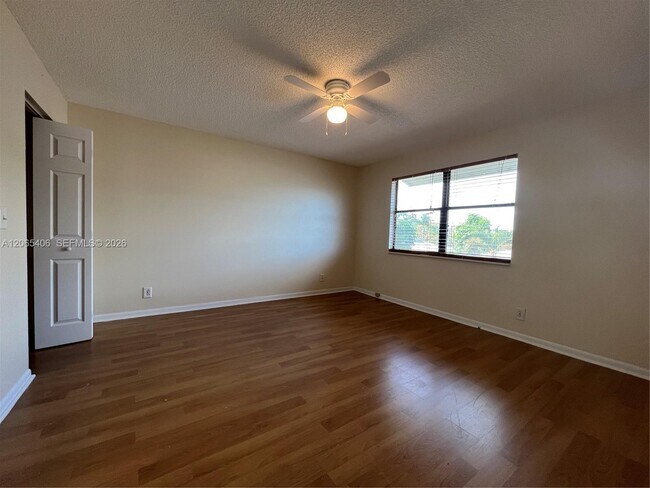 Building Photo - 5170 Tennis Ln