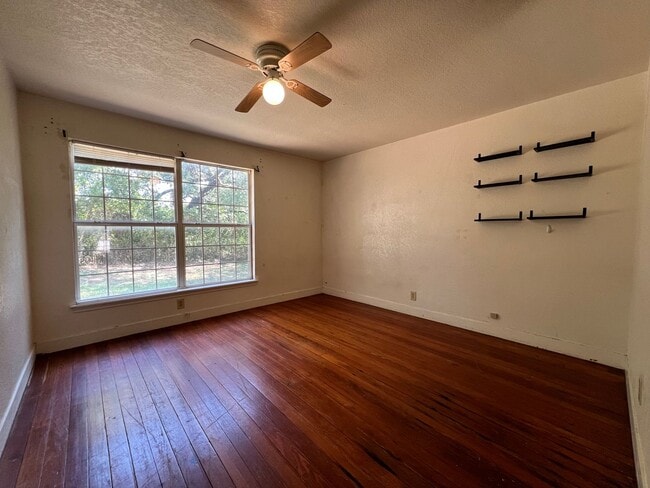 Building Photo - 305 E Rd