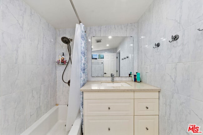 Building Photo - 2559 Colby Ave