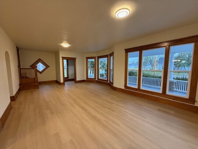 Building Photo - Renovated 3-Bedroom, 2-Bathroom Home For Rent in Historic Downtown Bristol