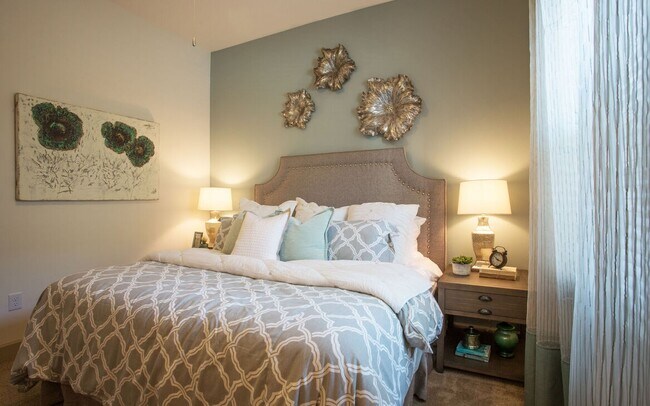 Building Photo - Boutique Living with Modern Comfort!