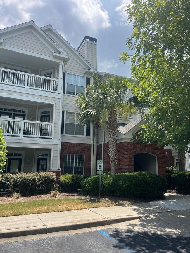 Building Photo - Available now. Great 2 BR unit in The Concord!
