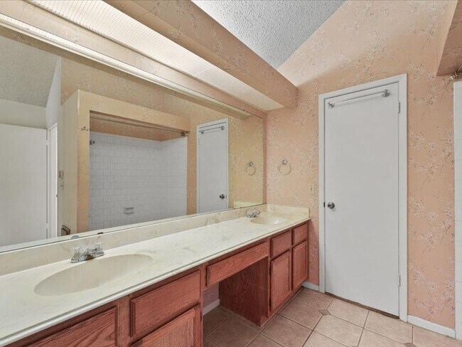 Building Photo - 3317 Golden Trails Dr