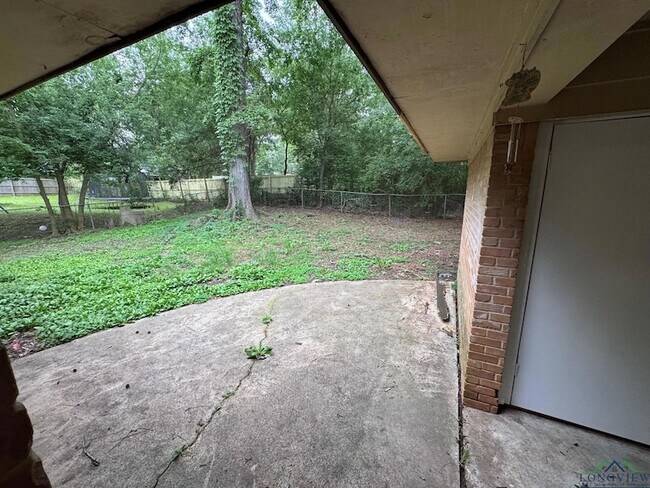 Building Photo - 605 Circle Dr