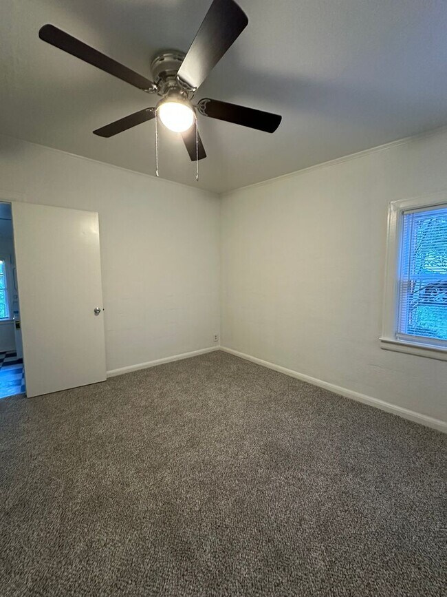 Building Photo - Available Now! *App Fees Waived for February!* 2 bedroom/1 bathroom updated home in Normaltown Av...