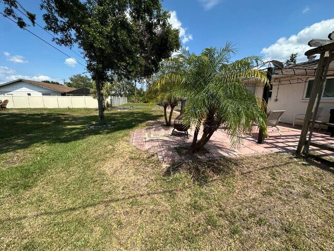 Building Photo - Updated 2 Bedroom, 2 Bathroom Home with St...