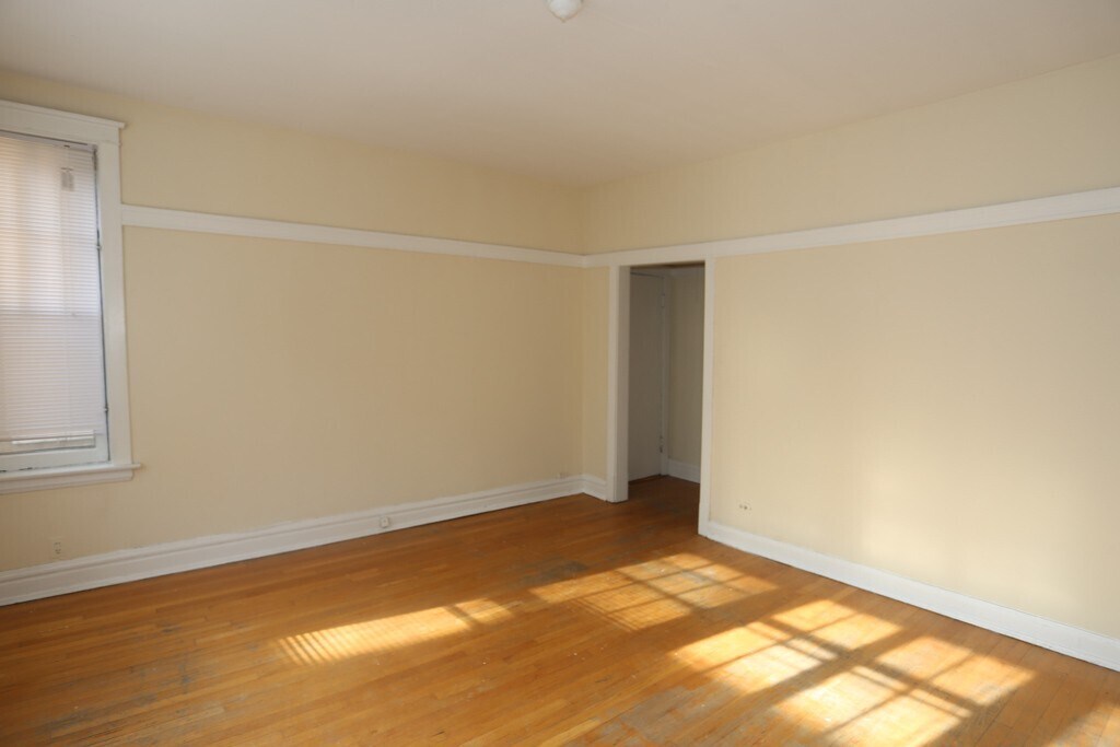 Building Photo - 710 W Barry Ave