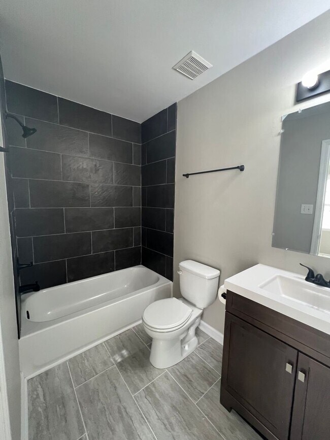 Building Photo - Beautiful 2 Bedroom 2 1/2 bath townhouse with fenced in back yard. Minutes away from Camp Lejeune...